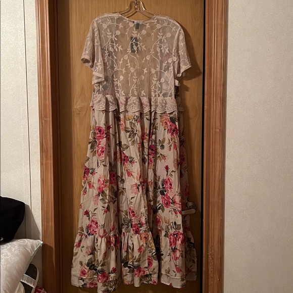 torrid Beige maxi kimono with Pink Rose Print - Picture 2 of 2